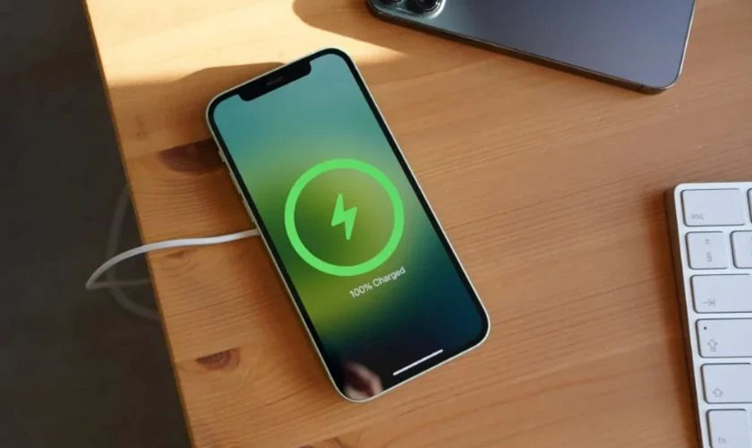 iPhone 14 và iPhone 14 Plus đều hỗ trợ sạc nhanh với bộ tiếp hợp công suất 20W trở lên