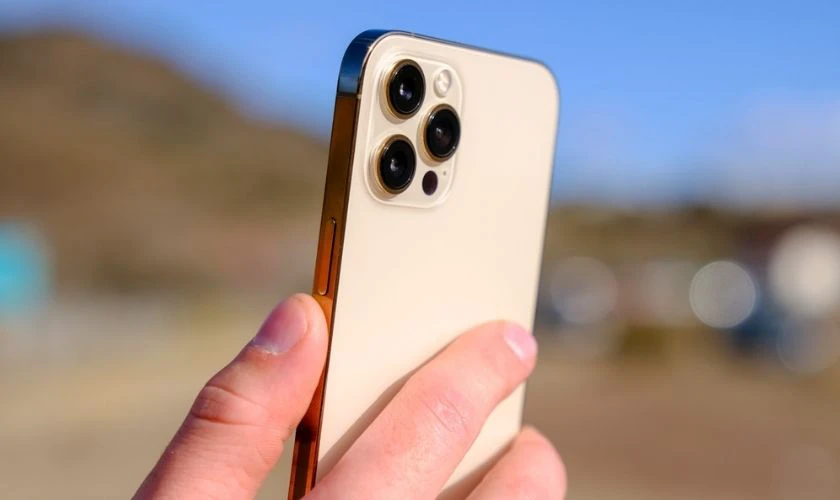 So sánh iPhone 12 Pro Max và 15 Plus chi tiết