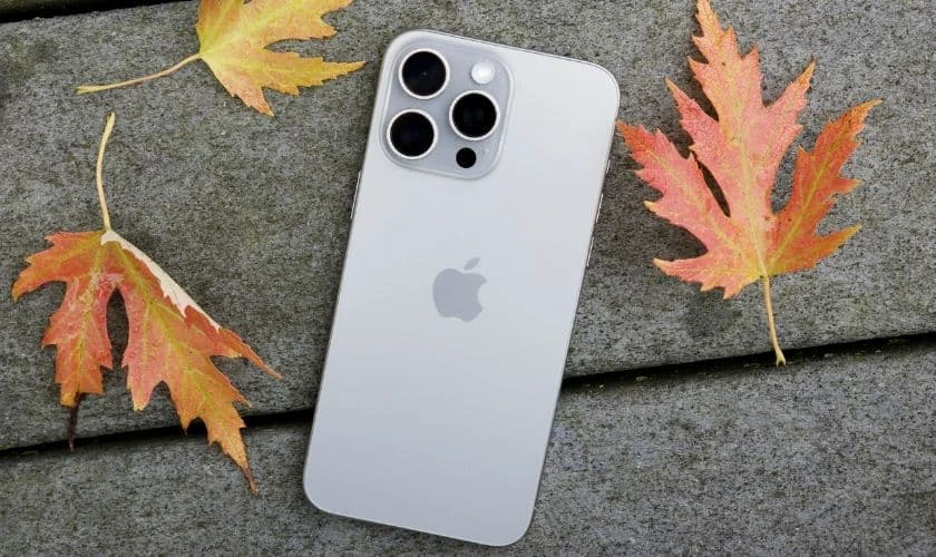 Về giá: iPhone 15 Pro Max có giá khởi điểm thấp hơn
