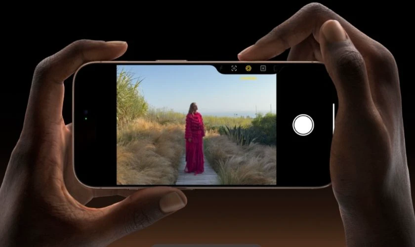 Về Camera: iPhone 15 Pro Max đa dụng hơn, iPhone 17 thường nâng cấp camera selfie