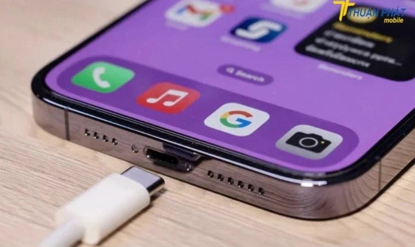 Về pin sạc: iPhone 15 Pro Max cho thời gian sử dụng lâu hơn
