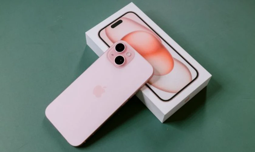Về giá: iPhone 16e có giá khởi điểm thấp hơn