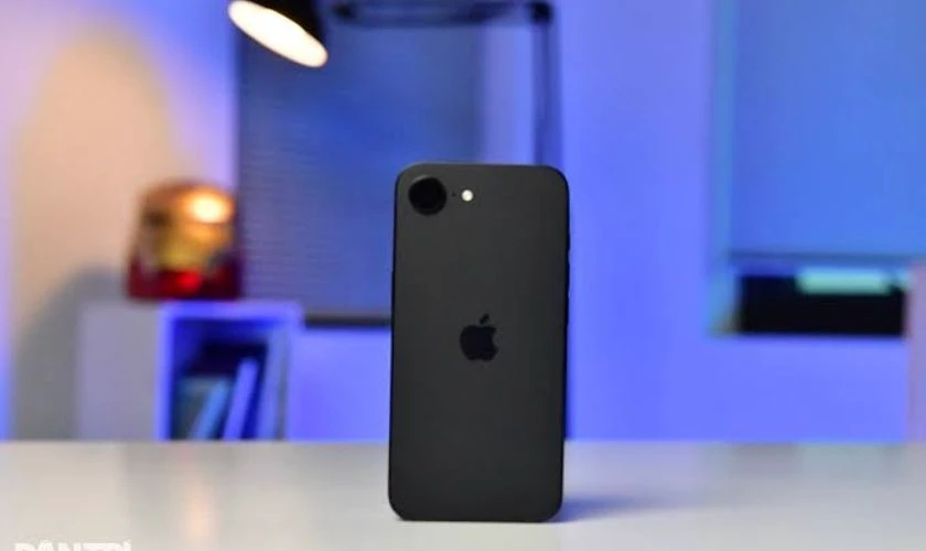 So sánh iPhone 15 và 16e về thiết kế