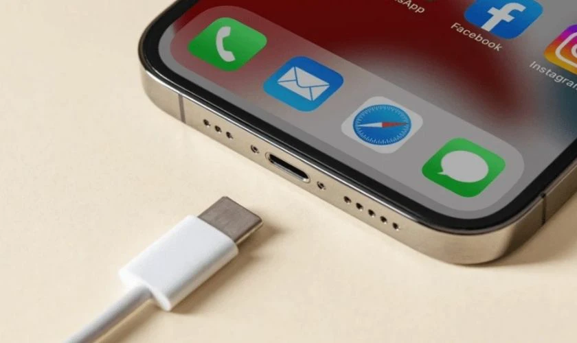 Về pin sạc: iPhone 16e có thời lượng pin công bố cao hơn