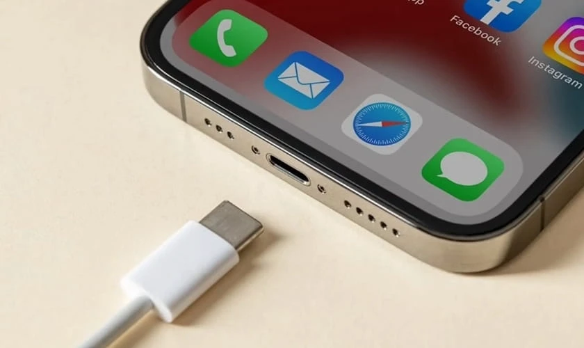 So sánh iPhone 15 và 17 về sạc nhanh