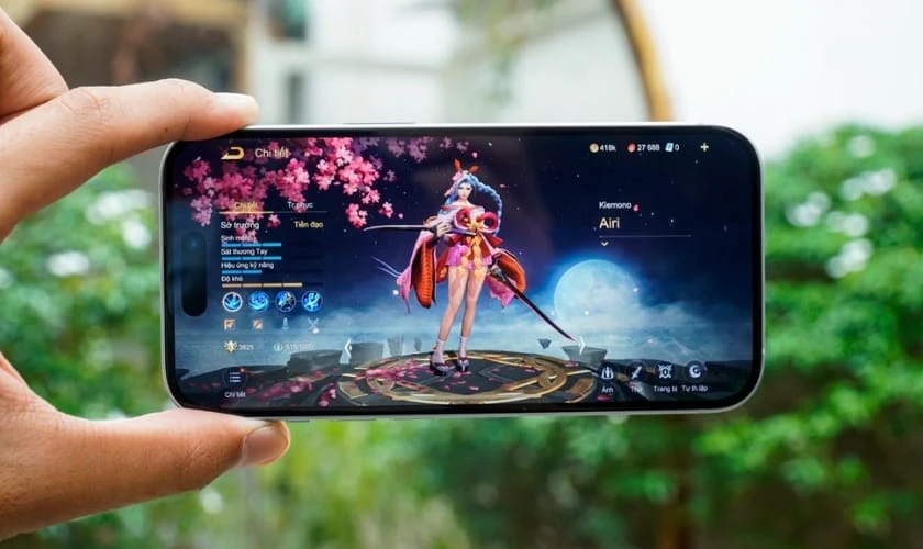 So sánh iPhone 15 và 17 về màn hình