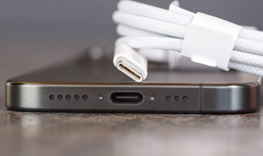 So sánh iPhone 15 và 17 về thời lượng pin