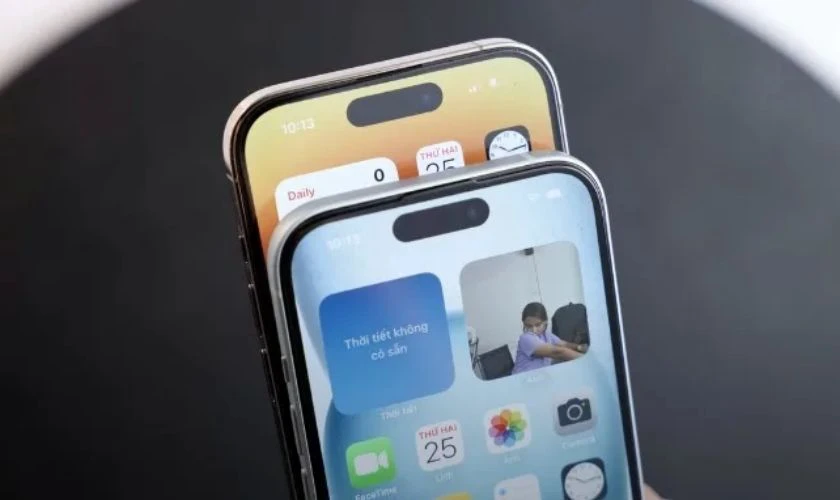 So sánh iPhone 15 và 14 Pro về màn hình