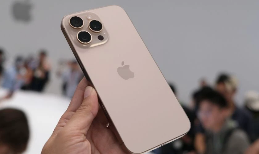 So sánh về giá bán giữa 2 model