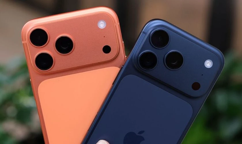 Camera trước trên hai model cũng sử dụng cảm biến 18MP Center Stage