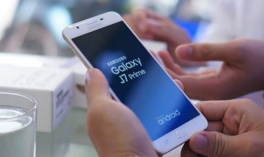 Samsung J7 Prime từng g&acirc;y sốt một thời với thiết kế v&agrave; c&ocirc;ng nghệ hiện đại