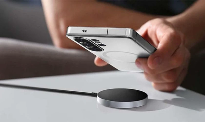 Về pin sạc: S26 Ultra sạc nhanh hơn