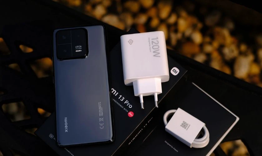 Về giá bán: Sự chênh lệch đáng kể giữa hai hệ sinh thái Apple và Android