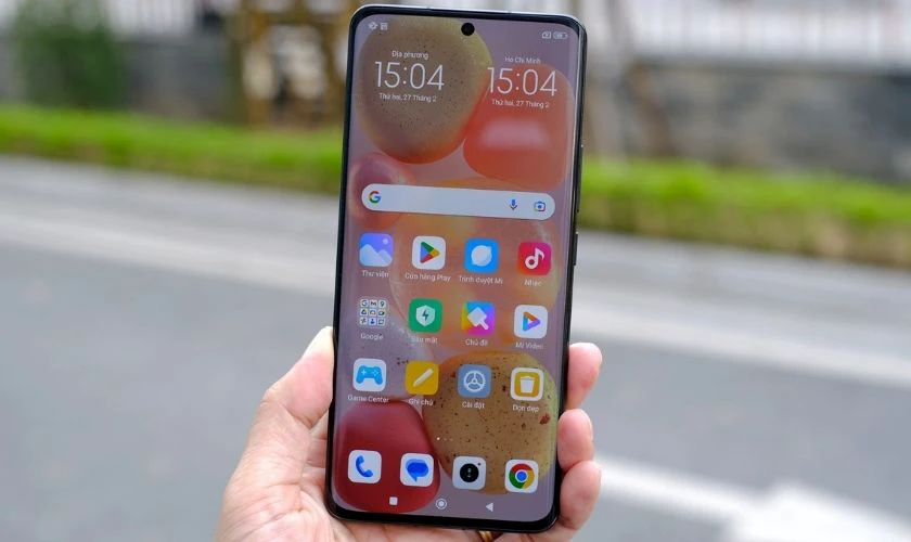 Về màn hình: Xiaomi 13 Pro sắc nét, iPhone 14 Pro Max sáng hơn ngoài trời