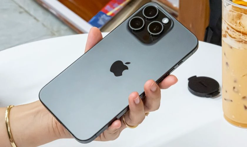 So sánh Xiaomi 14 Pro và iPhone 15 Pro Max thiết kế