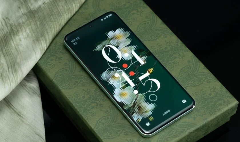 So sánh Xiaomi 14 Pro và iPhone 15 Pro Max màn hình