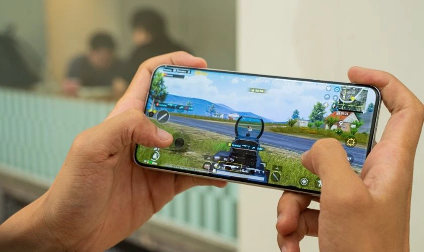 iPhone 16 sử dụng chip A18 với CPU sáu lõi và GPU năm lõi
