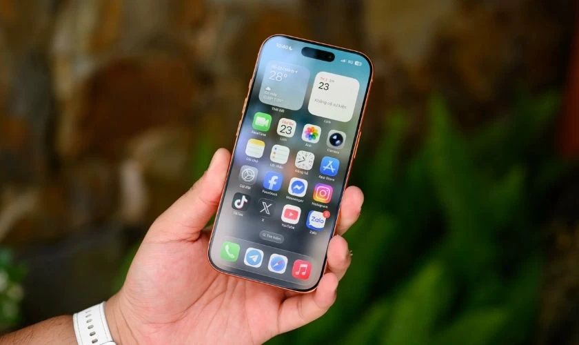 Màn hình phụ Xiaomi 17 Pro và màn hình iPhone 17 Pro