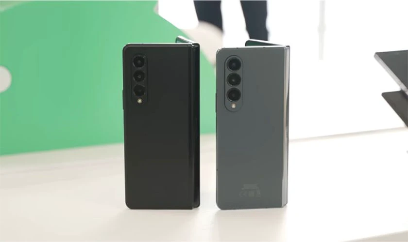 Samsung Galaxy Z Fold 4 nhẹ hơn một ch&uacute;t so với Z Fold 3