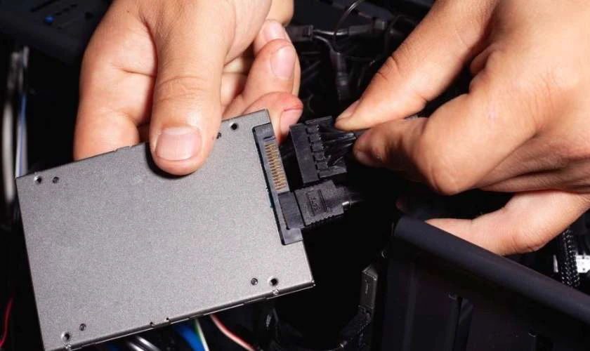 SSD hoạt động tr&ecirc;n một tấm chứa c&aacute;c &ocirc; điện