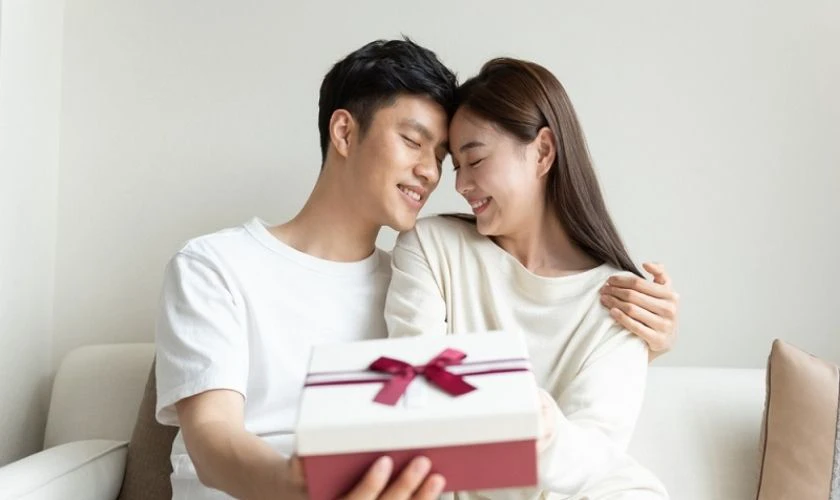 STT cảm ơn chồng tặng quà 8/3 ngọt ngào, lãng mạn