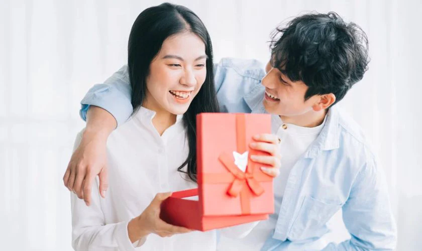 STT cảm ơn chồng tặng quà 8/3 hài hước, vui nhộn
