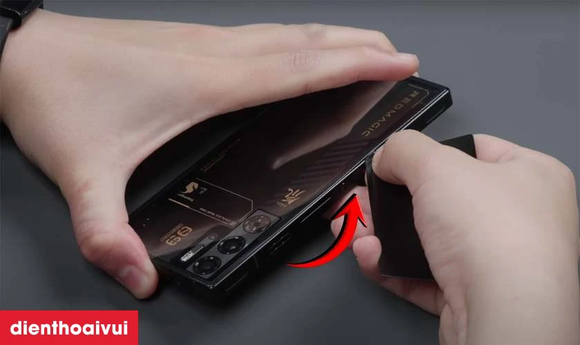 Thay kính lưng điện thoại