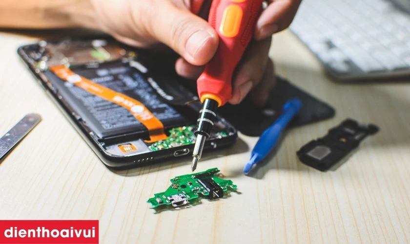 Rủi ro khi sửa điện thoại tại nơi kém uy tín