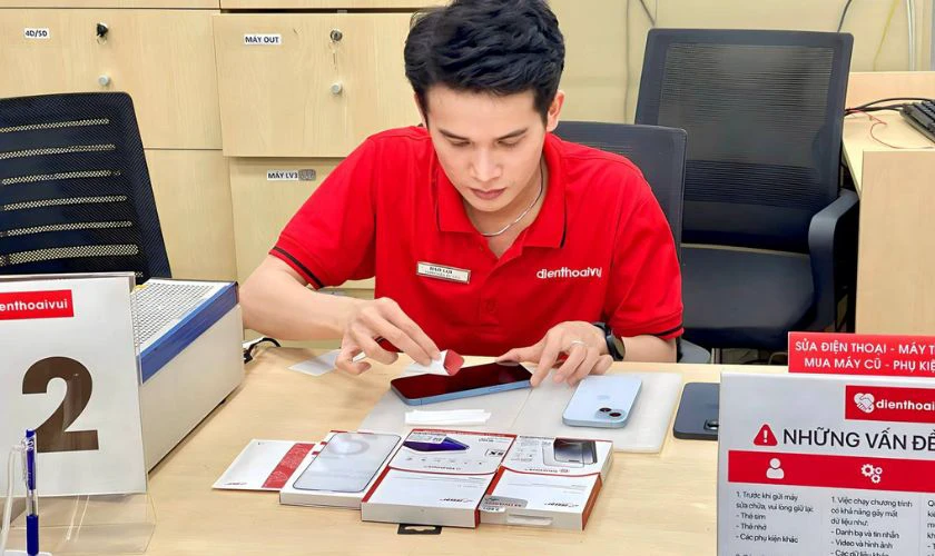 Đến các trung tâm sửa điện thoại bị sọc màn hình hết bao nhiêu tiền