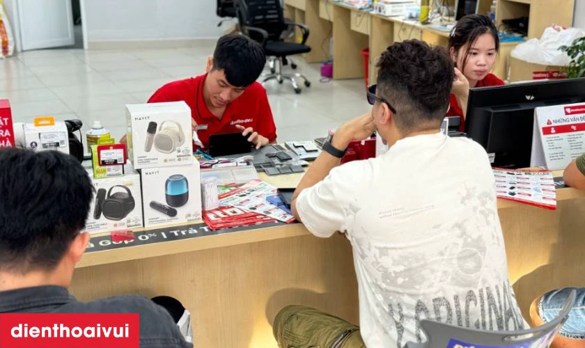 Quy tr&igrave;nh sửa hiển thị iPhone 14 minh bạch, uy t&iacute;n tại Điện Thoại Vui