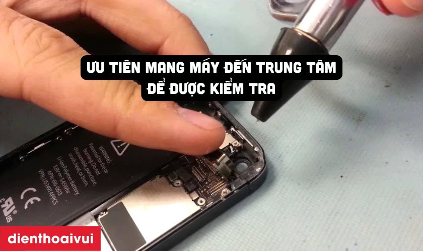 Lưu &yacute; khi camera sau iPhone SE 2020 bị đốm mờ