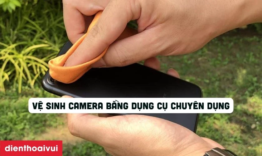 Quy tr&igrave;nh l&agrave;m sạch cụm camera sau bằng thiết bị chuy&ecirc;n dụng