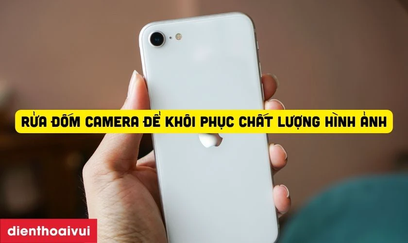 Tại sao n&ecirc;n rửa đốm camera sau iPhone SE 2020 thay v&igrave; thay mới?
