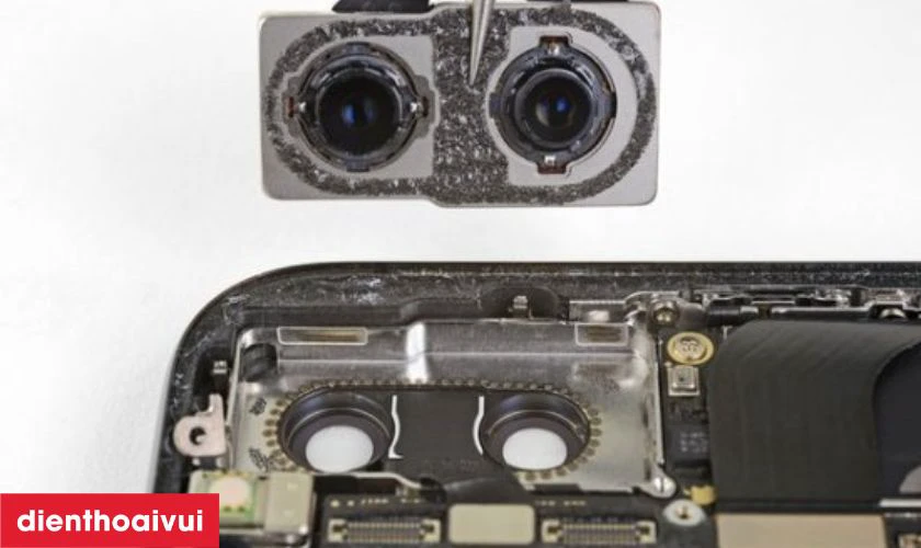 Kh&aacute;c biệt giữa rửa đốm v&agrave; thay camera sau mới