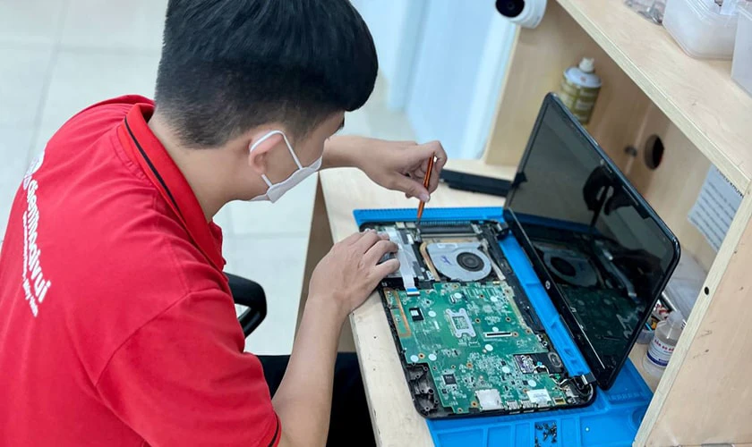 Đem m&aacute;y đến trung t&acirc;m sửa chữa Điện Thoại Vui sửa lỗi pin laptop b&aacute;o plugged in not charging
