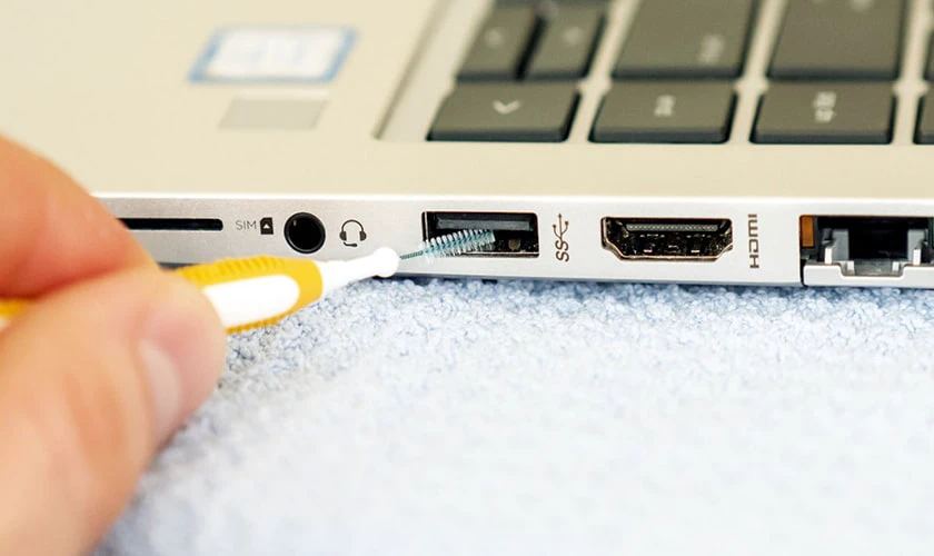 Vệ sinh bộ sạc v&agrave; cổng kết nối với Laptop