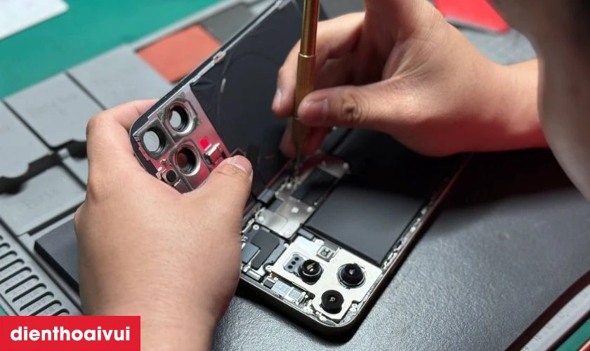 Quy trình sửa main - Face ID iPhone 17 Pro chuy&ecirc;n nghi&ecirc;̣p tại Đi&ecirc;̣n Thoại Vui