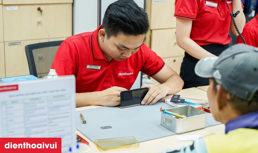 Quy tr&igrave;nh sửa main - IC audio iPhone 14 tại Điện Thoại Vui