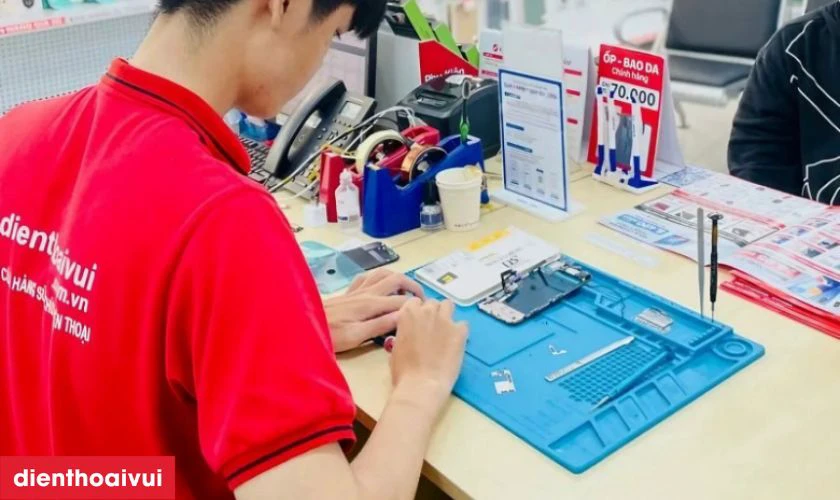 Đội ngũ kỹ thuật vi&ecirc;n gi&agrave;u kinh nghiệm, am hiểu cấu tr&uacute;c mainboard iPhone