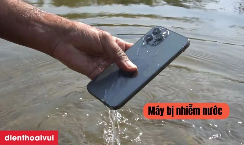 Máy nhiễm nước hoặc ẩm ướt, gây oxy hóa và mất tín hiệu từ cảm biến