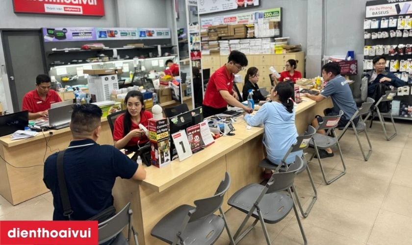 Nh&acirc;n vi&ecirc;n gửi m&aacute;y lại cho kh&aacute;ch h&agrave;ng kiểm tra lại m&aacute;y
