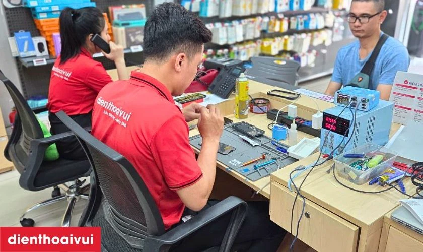 Nhân viên hướng dẫn cách bảo quản cùng phiếu bảo hành 6 tháng