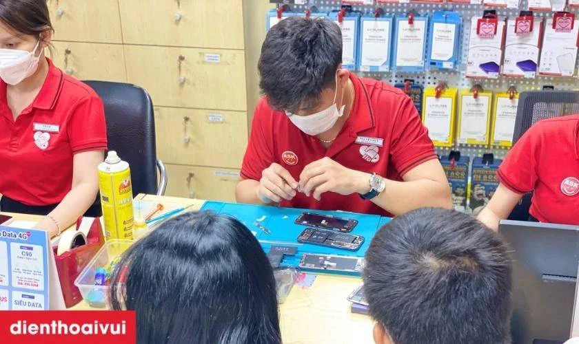 Kh&aacute;ch h&agrave;ng c&oacute; thể theo d&otilde;i qu&aacute; tr&igrave;nh tại cửa h&agrave;ng