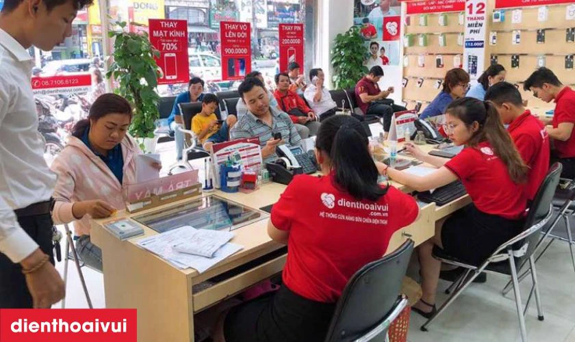 Nhân viên gửi máy lại cho khách hàng kiểm tra