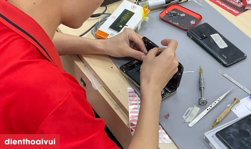 Quy tr&igrave;nh sửa nguồn iPhone SE lấy liền tại Điện Thoại Vui