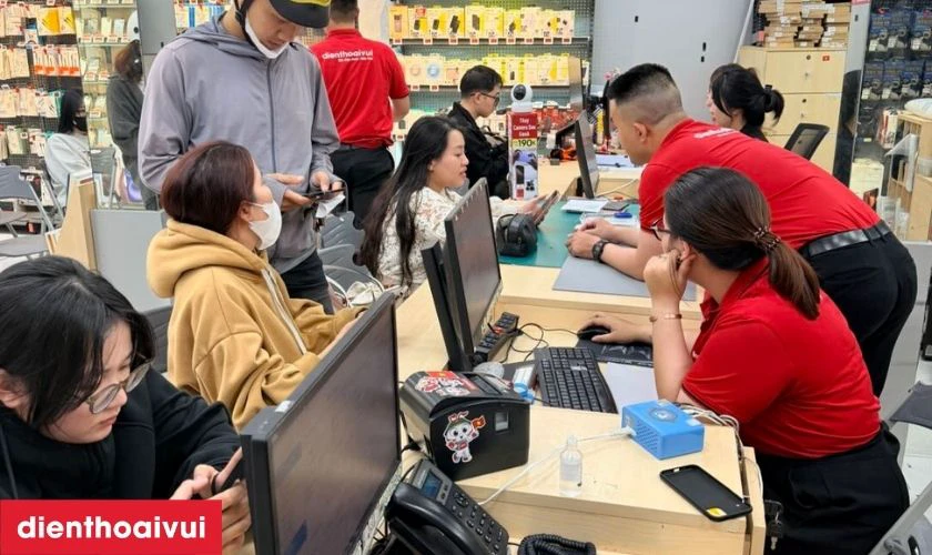 Nh&acirc;n vi&ecirc;n tiếp nhận th&ocirc;ng tin lỗi