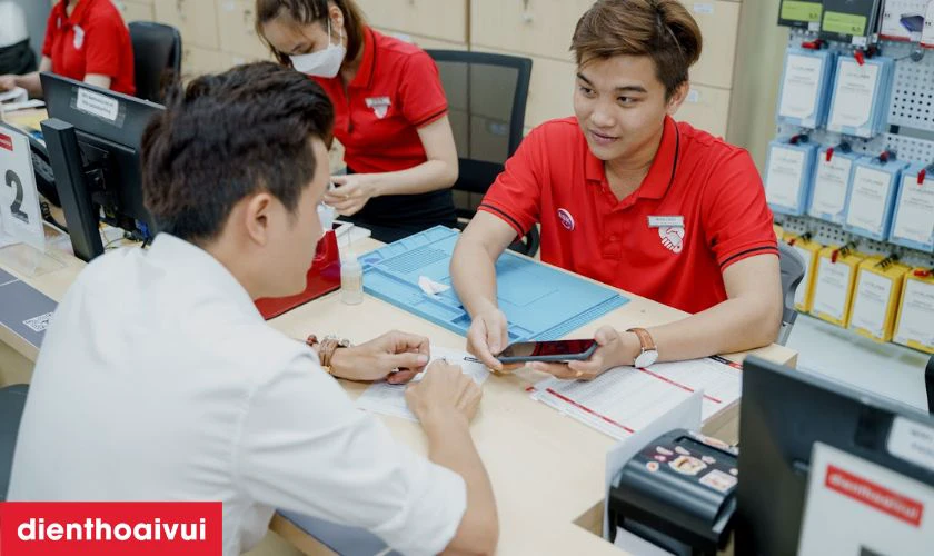 Khách hàng nhận lại máy, kiểm tra trực tiếp tình trạng máy hoạt động