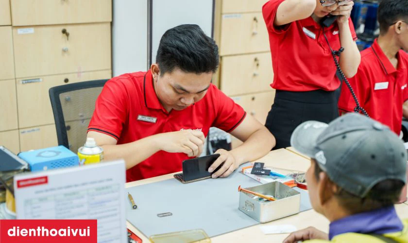 Quy tr&igrave;nh sửa main - IC rung iPhone 13 tại Điện Thoại Vui