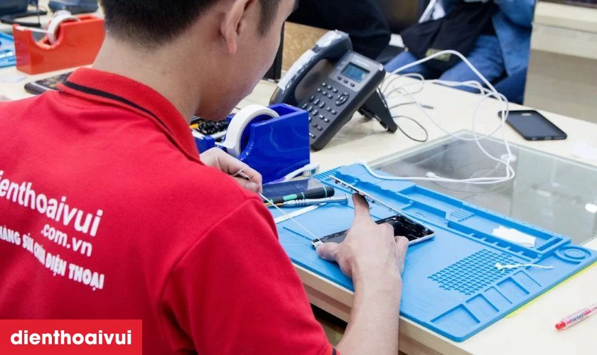 Quy tr&igrave;nh sửa main - IC rung iPhone 14 Plus tại Điện Thoại Vui