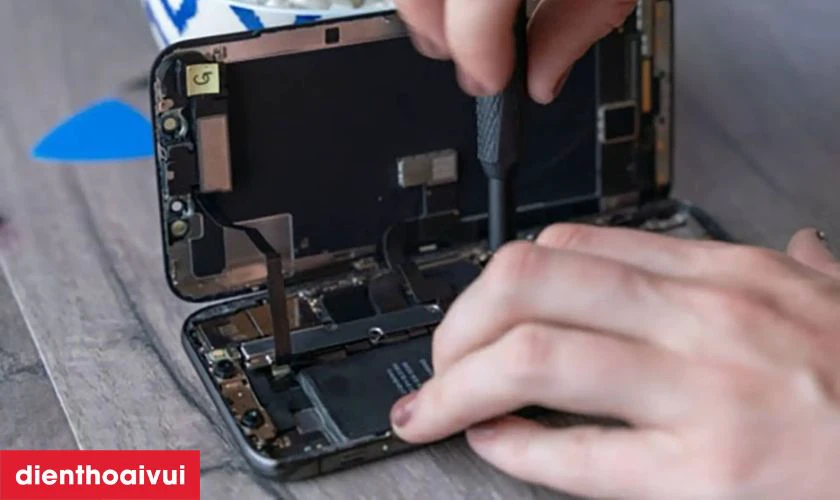 C&oacute; n&ecirc;n sửa main - IC rung iPhone 15 Pro Max kh&ocirc;ng?